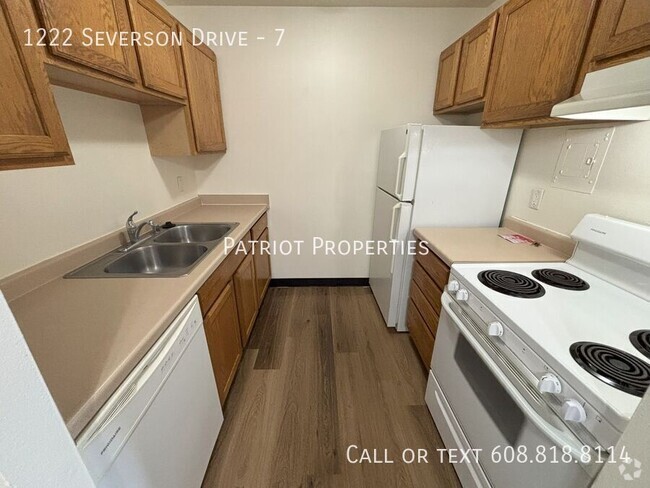 Building Photo - 2 bedroom/ 1 bath apartment in Sun Prairie... Unit 7