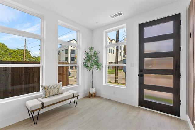 Photo - 727 W 10th St