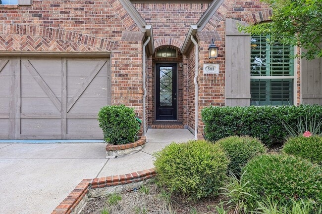 808 Parkland Dr