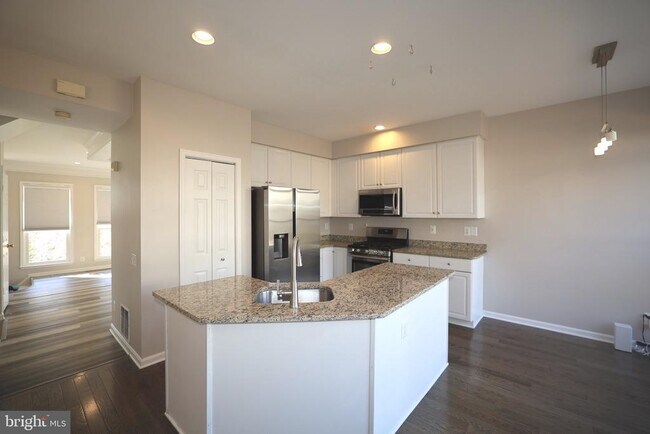 Photo - 47616 Watkins Island Square