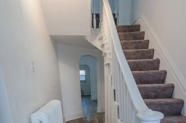 Photo - AVAILABLE  JUNE - Spacious 2 Bedroom Home ...