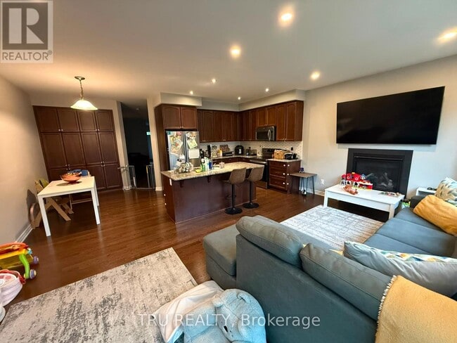 Photo - 222 Fergus Cres