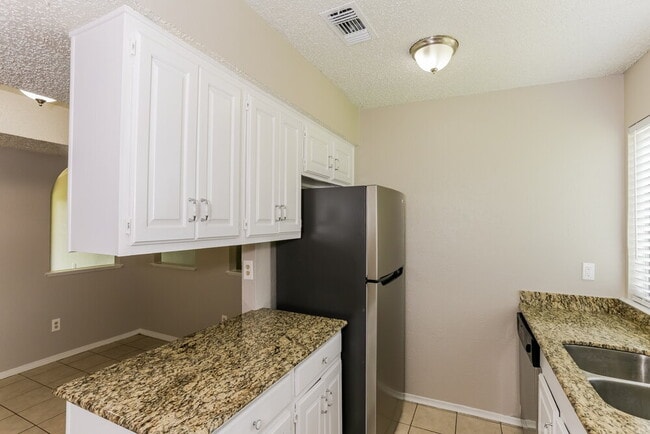 Photo - 2505 Crown Cir
