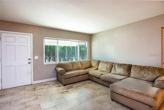 Photo - 2074 Greenbriar Blvd