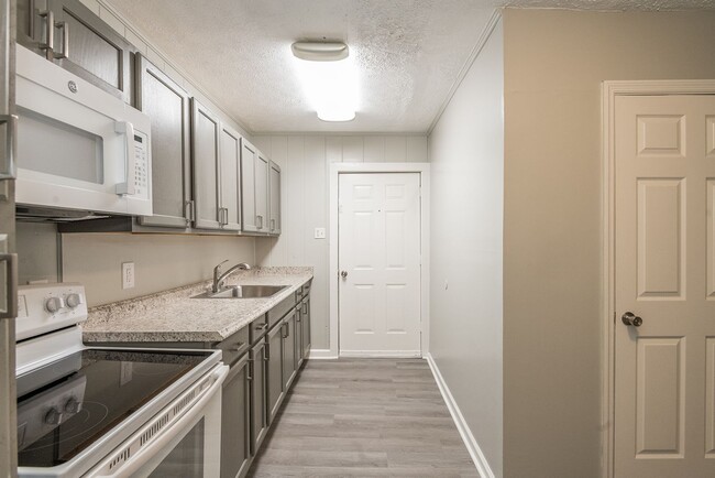 Beautifully FULLY RENOVATED 2 Bdr 1 bath i... - Beautifully FULLY RENOVATED 2 Bdr 1 bath i... Apartment Unit 2
