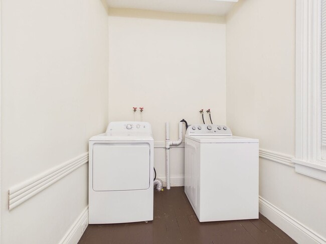 Building Photo - 221 N Spring St Unit A