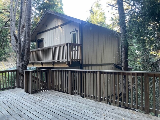 Building Photo - Fabulous mountain retreat freeway close! Rental