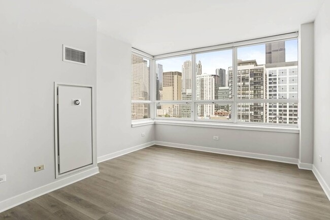 Photo - 825 W Adams St