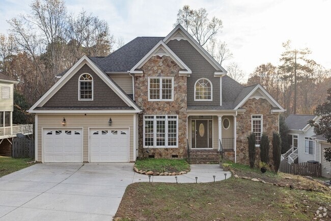 Building Photo - 4 Bed | 2.5 Bath House with Garage