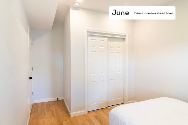 Room in Shared 3 bed/2 bath home in JFK/UMass