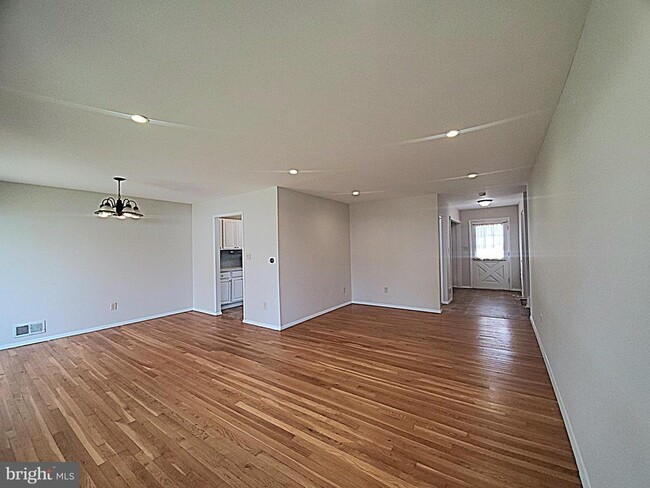 Photo - 702 W Edmonston Dr