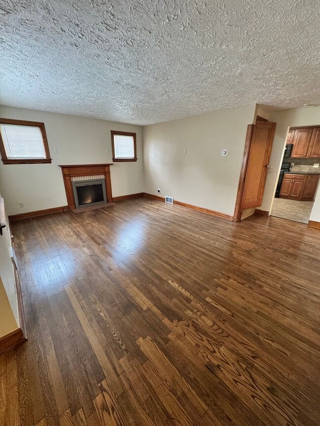 Photo - 832 Lawrence Ave