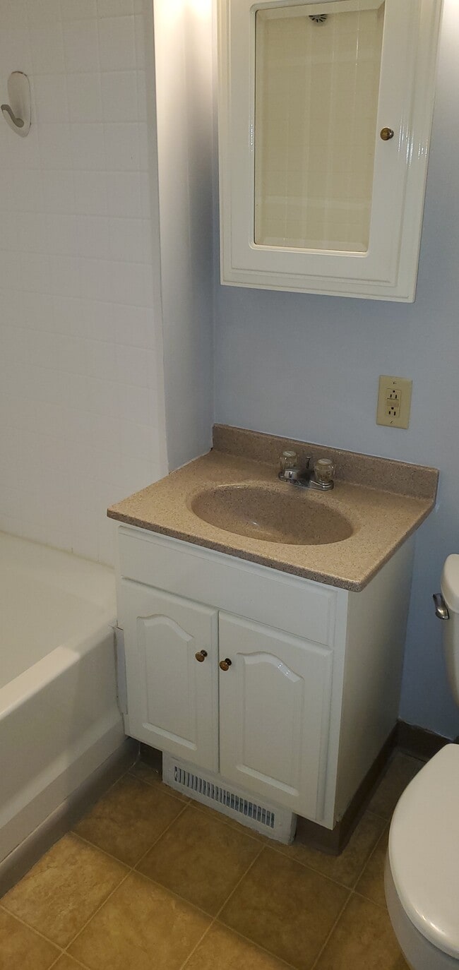 Bathroom - 908 Tulip St Unit TulipUpper