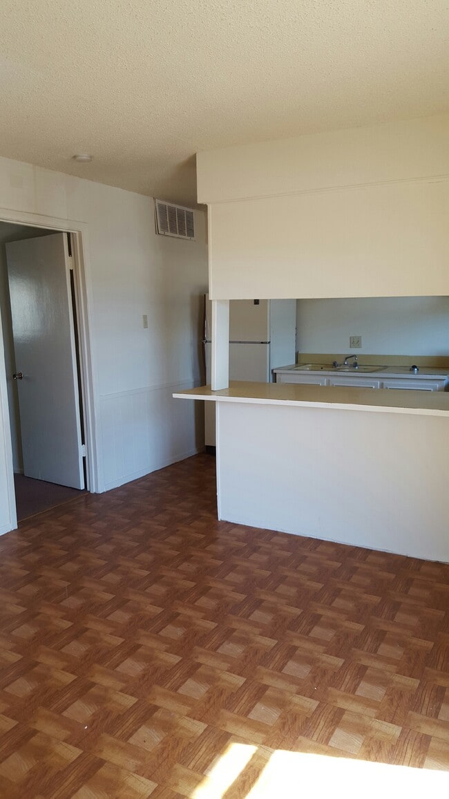 Building Photo - 1725 Sanger Ave Unit 4