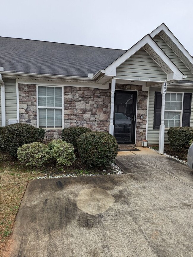 Photo - Nice Two Bedroom Duplex In A Great Location Available April 2026