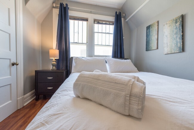 Building Photo - 1023 W 24th St Unit Room A