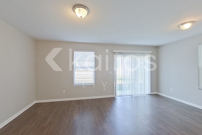 Photo - 1305 Mull St