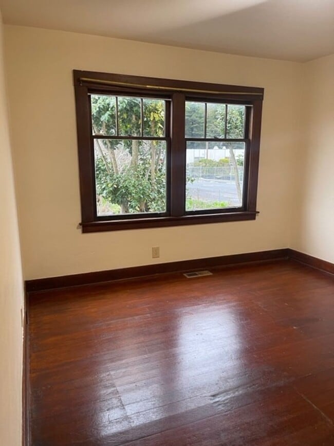 Building Photo - Spacious Craftsman Home