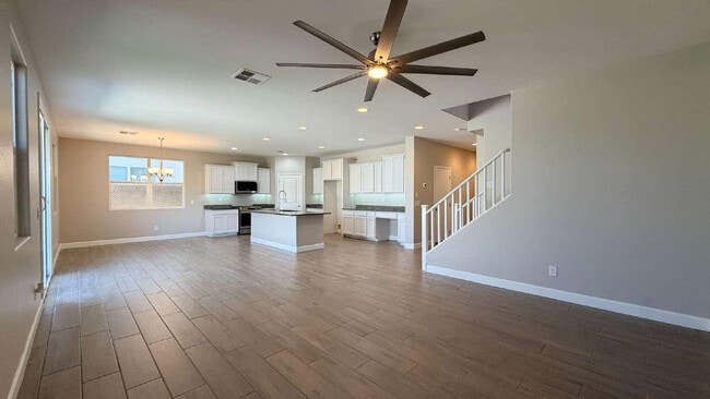 Photo - 612 Hazelnut Ln