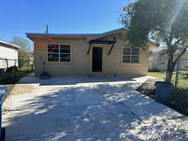 Building Photo - 3309 S G Ln