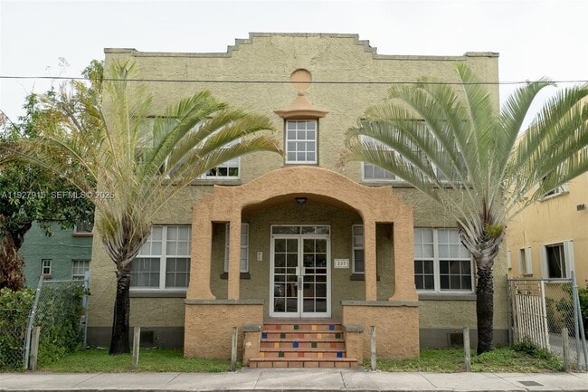 Building Photo - 237 NW 10th Ave Unit 1