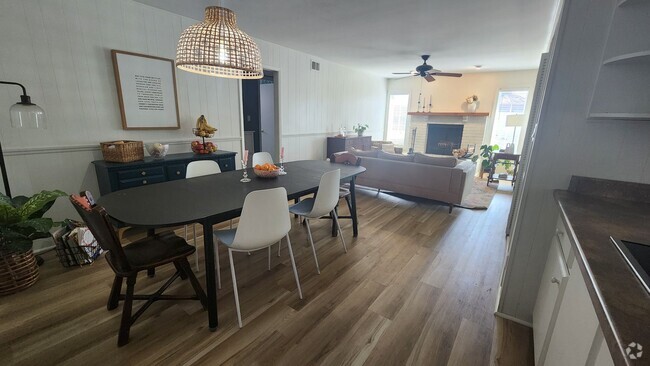 Building Photo - GORGEOUS 3Bed/2Bath Home w/Pool in NORTH G...