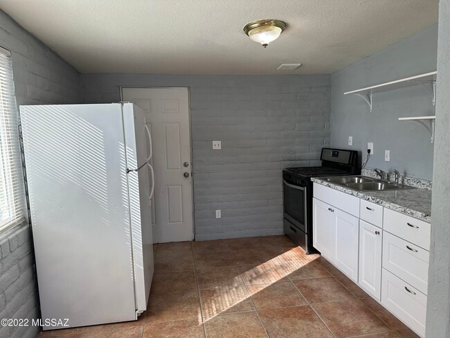 Photo - 5737 E 24th St