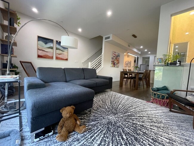 Building Photo - 14107 W Monroe Pl