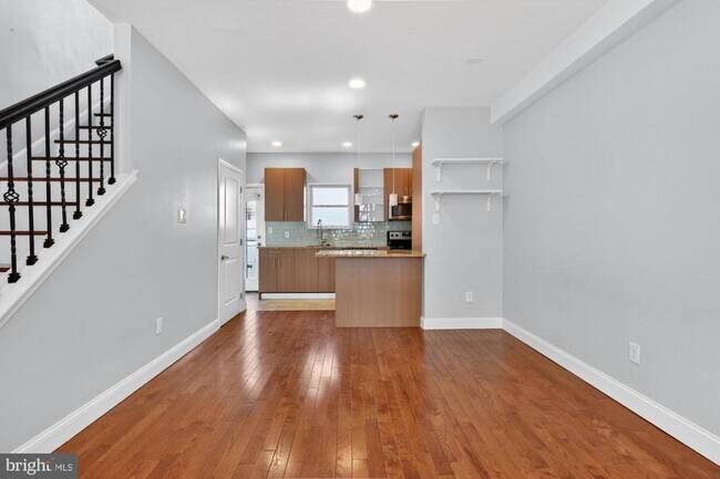 Photo - 1935 W George St