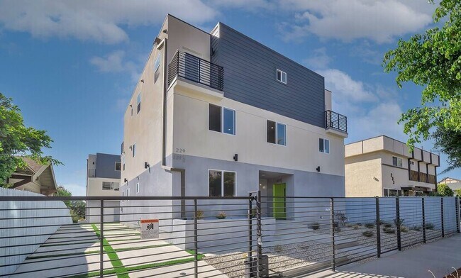 227 N Park View St Unidad 227B