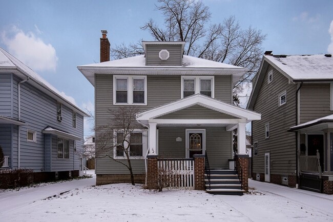 Photo - 3 BED 1 BATH SINGLE FAMILY HOME IN BEAUTIFUL LAKEWOOD!