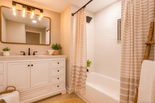 Photo - 11 Pond Circle Rd