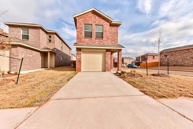 Building Photo - 2011 Delphine Dr