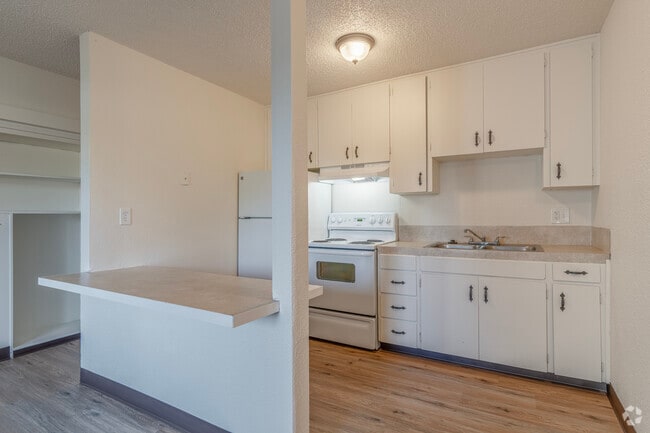 1BR, 1BA - 579SF Kitchen - Somerset Apartments