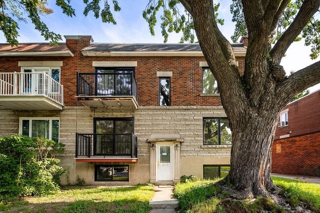 Building Photo - 9245 R. Saint-Denis Unit 3
