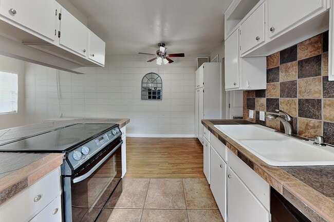 313 S Lawsona Blvd