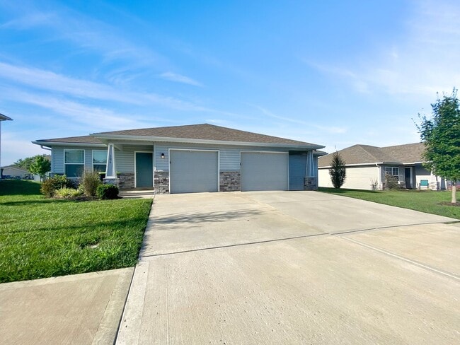 Building Photo - Stunning Renovated Duplex | 3BR/2BA Dream Home in Prime Location