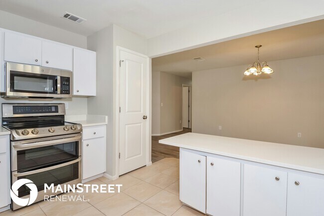 Photo - 6947 Roslyn Ct