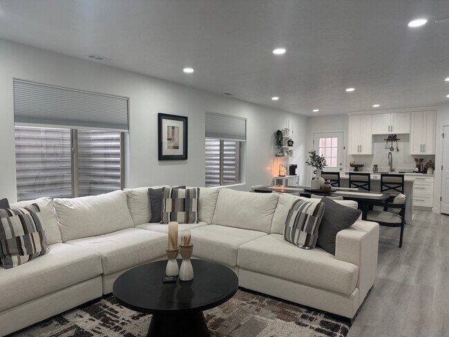 Photo - 1663 E Thorpe Dr