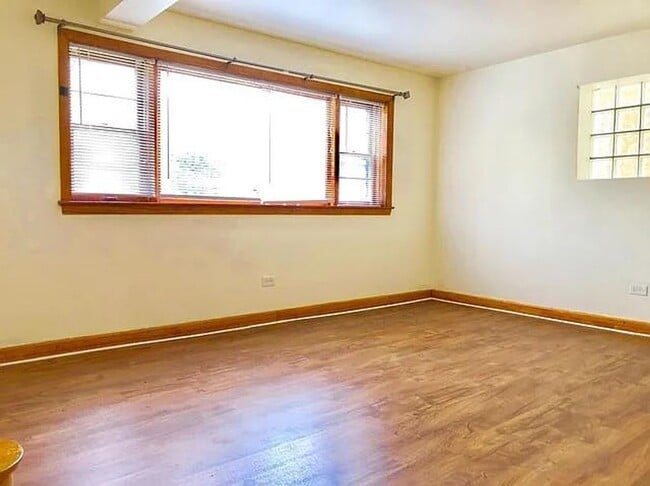 Building Photo - 1829 Grove Ave Unit G