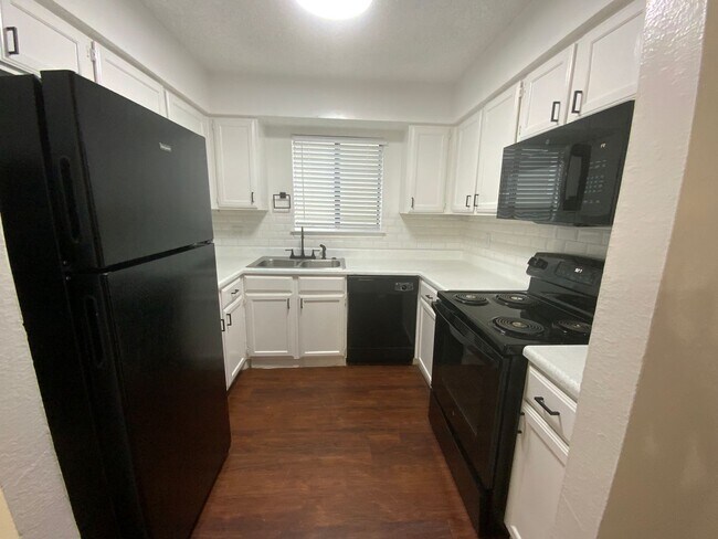 Building Photo - 9524 Woodvale- Rental