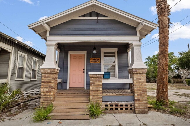 Building Photo - "Charming 2-Bedroom Bungalow in Tampa's Vibrant Heart – Cozy 796 Sq Ft Retreat!"
