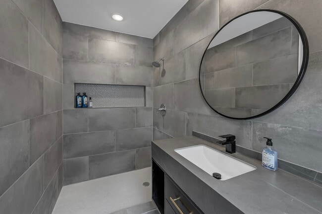 Master bathroom - 5415 Carew St