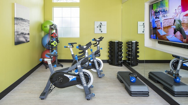 Gimnasio abierto las 24 horas en la comunidad de apartamentos en la estación Griffis Griffis en Denver, Colorado.