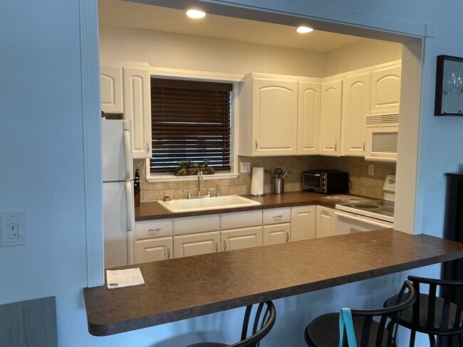 Kitchen View from Living Room - 1001 SE 16th St Unidad 11 Rental
