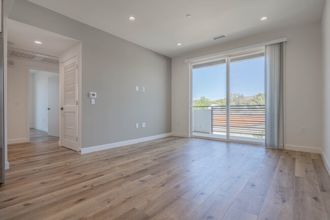 Photo - 10247 Variel