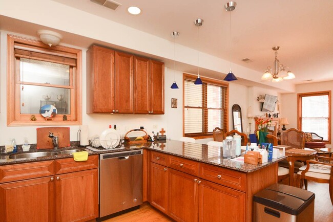 Photo - 934 W Leland Ave Unidad 2C