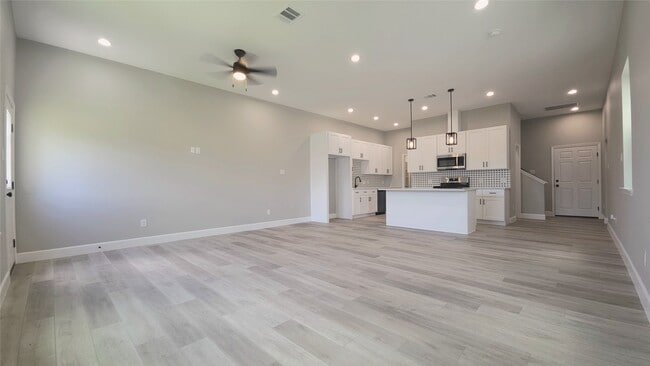 Photo - 765 Enterprise St