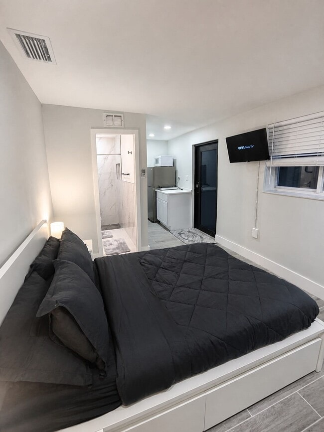 Building Photo - 141 NE 183rd Ter Unit 141 B