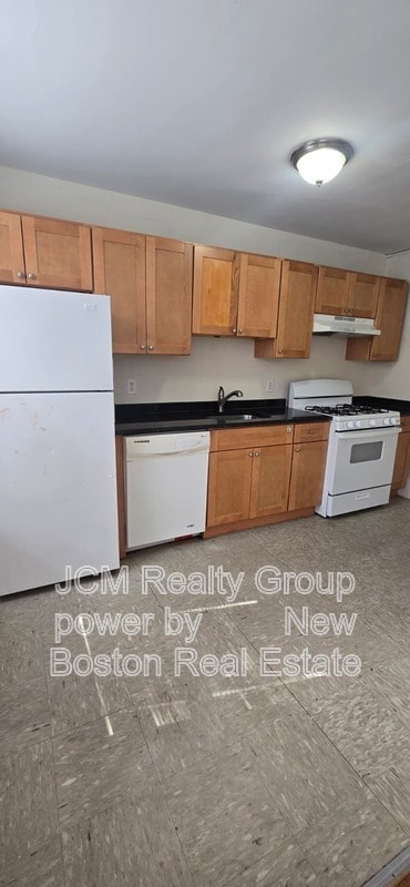 Building Photo - 11 Victory Rd Unit 27